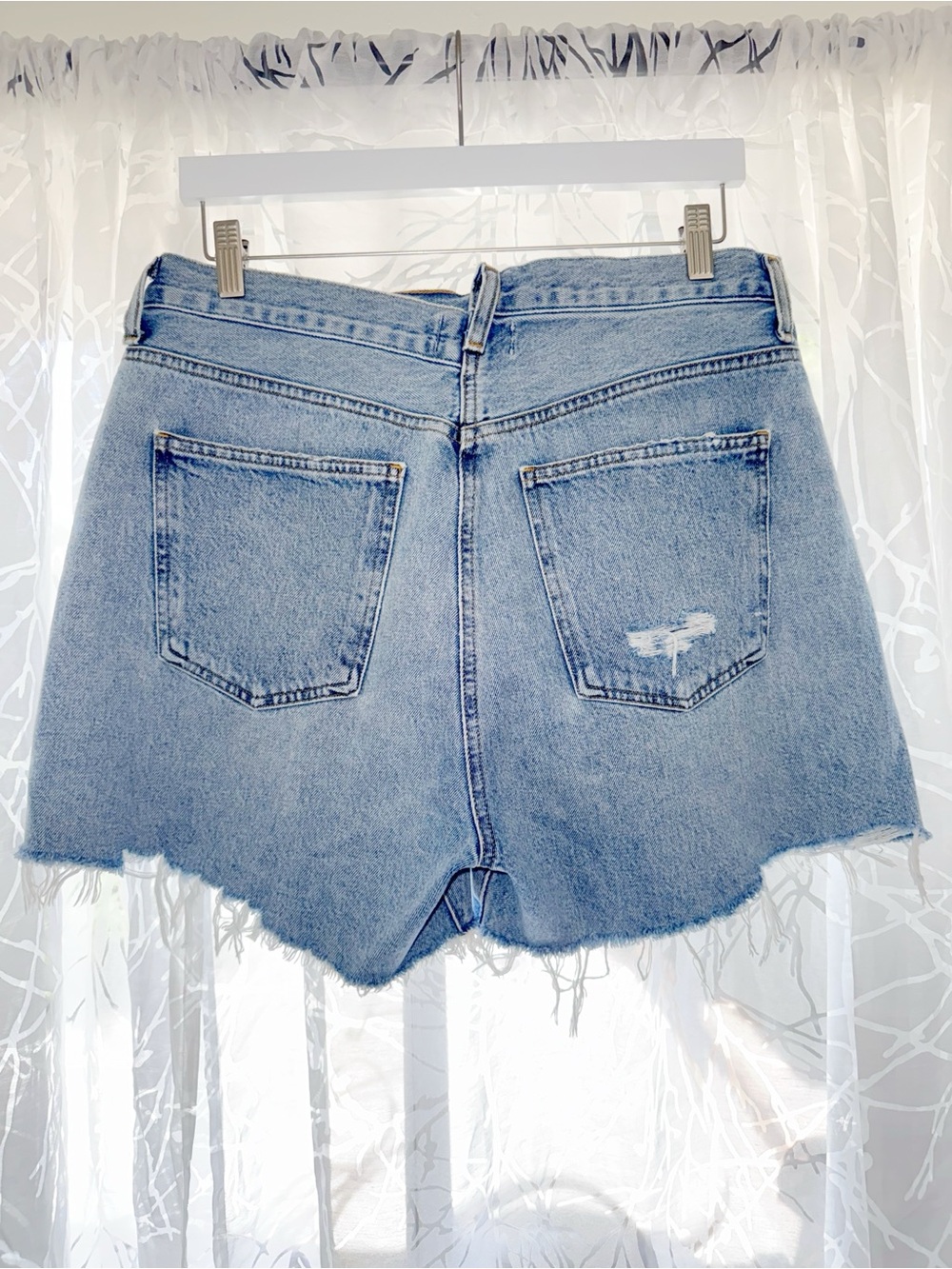 AGOLDE CRISS CROSS FRAYED HEM BLUE JEAN SHORTS - Picture 3 of 9